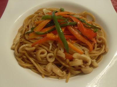 Wok de espaguetis con verduras, calamar, sepia y salsa Teriyaki