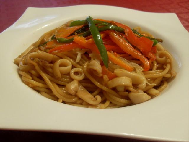 Wok de espaguetis con verduras, calamar, sepia y salsa Teriyaki