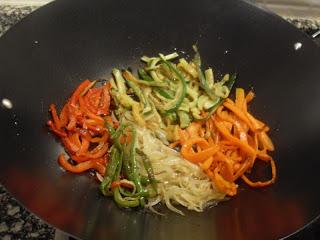 Wok de espaguetis con verduras, calamar, sepia y salsa Teriyaki