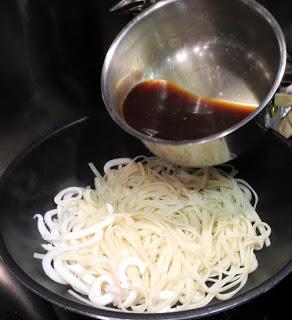 Wok de espaguetis con verduras, calamar, sepia y salsa Teriyaki