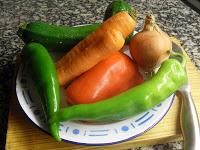 Wok de espaguetis con verduras, calamar, sepia y salsa Teriyaki