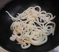 Wok de espaguetis con verduras, calamar, sepia y salsa Teriyaki