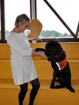 Rocío Iglesias, con el perro Luque, un labrador retriever.