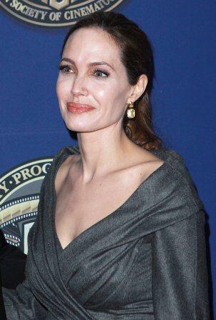Angelina Jolie reaparece radiante de Atelier Versace en Hollywood