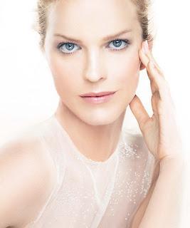 LA REFORMULACIÓN DE CAPTURE TOTALE, DE DIOR, CON EVA HERZIGOVA COMO NUEVA IMAGEN DE LA LÍNEA