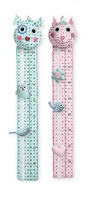 Este par de amigos (perro y gato) contienen una cinta mét...