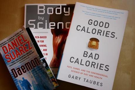 3 libros, body by science, good calories bad calories, daemon
