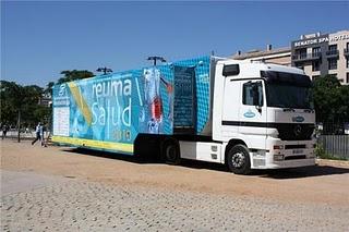 Reumatólogos informaron a los ciudadanos sobre enfermedades reumáticas a pie de calle en Granada