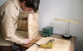 Una cama para un gato minimalista