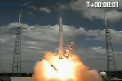 El despegue perfecto del Falcon 9 inaugura la era de los vuelos espaciales comerciales