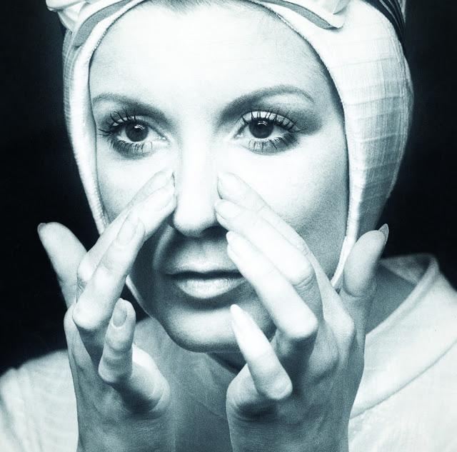 LECTURA : FRANCINA MÁS ALLÁ DE LA MODA