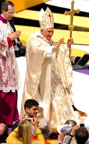 Los famosos reaccionan ante la renuncia de Benedicto XVI