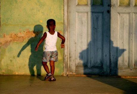 Un niño extraño La danza de las sombras, by Ariel Arias for Tony Cantero Suárez