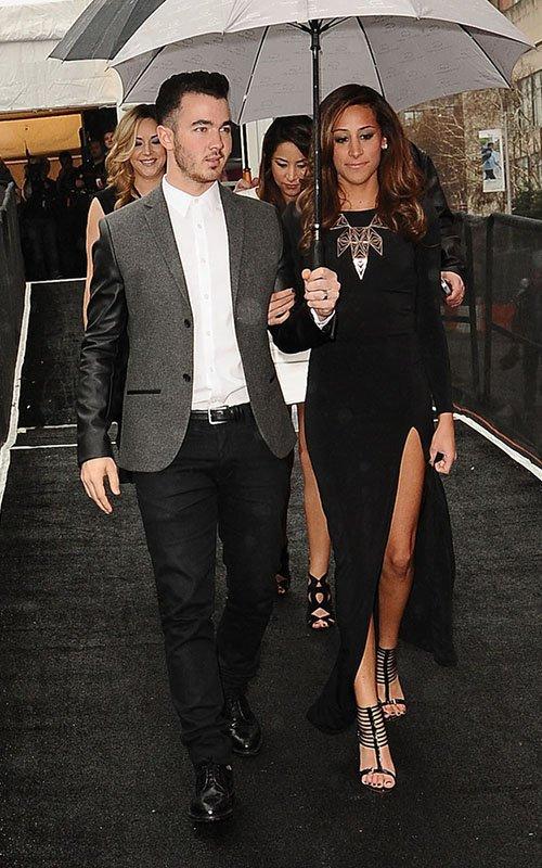 Kevin y Danielle Jonas, elegante pareja bajo la lluvia en la Semana de la Moda de NY