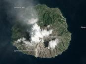 Erupción explosiva volcán Paluweh desde espacio