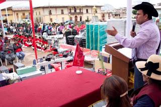 PRESIDENTE REGIONAL DE LIMA ENTREGA SEMENTALES DE RAZA Y EQUIPOS MEDICOS EN HUAROCHIRI…