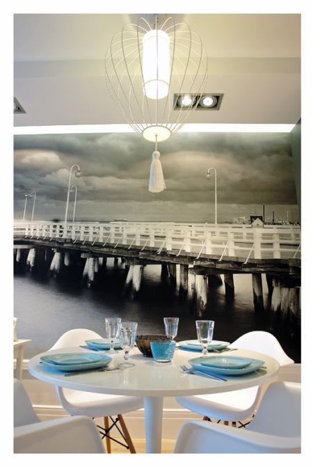 Decoración elegante en una planta difícil vinilos de pared sofa turquesa sillas eames blancas sillas eames salon eames papel de pared murales de pared muebles de diseño fotografia grande pared decoración estilo nórdico diseño nórdico diseño muebles americano diseño escandinavo diseño de interiores decoración polaca decoración nórdica decoración murales vinilos fotografias pared decoración gris blanco madera decoración estilo nórdico decoración escandinava decoración elegante decoración de interiores blog nórdico blog interiorismo blog estilo nórdico blog decoración nórdica blog decoración escandinava