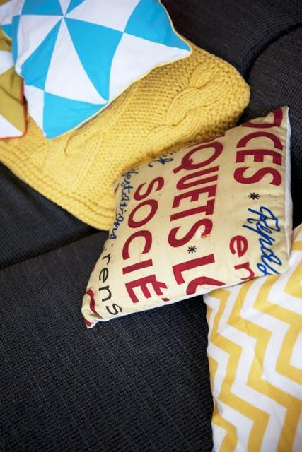 Cojines_con_estampados_geométricos_en_salón_de_estilo_nórdico