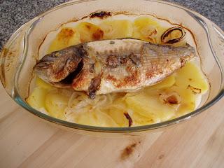 DORADA CON PATATAS Y CEBOLLA