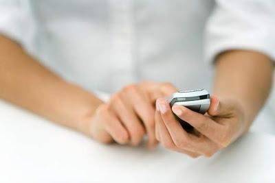 Lenguaje corporal. Dejar el teléfono a la vista da mala impresión