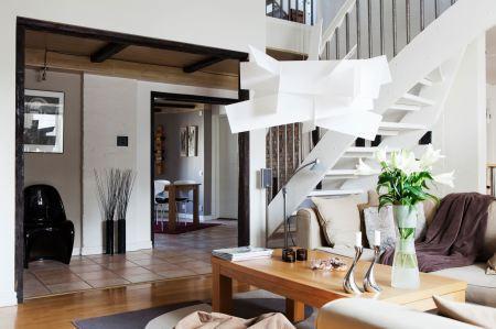 terrazas balcon madera suelo de madera sofa de tela decoración sofa crema beige natural pintura de pared gris marrón decoración panton chari mueble bar decoración georg jensen candelabros decoración eva solo artículos de cocina decoración estilo nórdico escalera de madera y acero diseño nórdico diseño escandinavo diseño de interiores diseño de exteriores decoración salon con bar decoración nórdica decoración estilo nórdico decoración escandinava decoración en neutros decoración en colores crema y naturales decoración de interiores decoración cálida de otoño blog nórdico blog interiorismo blog estilo nórdico blog decoración nórdica blog decoración escandinava bar decoración en casa 