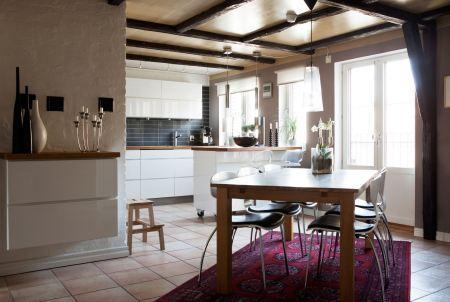 terrazas balcon madera suelo de madera sofa de tela decoración sofa crema beige natural pintura de pared gris marrón decoración panton chari mueble bar decoración georg jensen candelabros decoración eva solo artículos de cocina decoración estilo nórdico escalera de madera y acero diseño nórdico diseño escandinavo diseño de interiores diseño de exteriores decoración salon con bar decoración nórdica decoración estilo nórdico decoración escandinava decoración en neutros decoración en colores crema y naturales decoración de interiores decoración cálida de otoño blog nórdico blog interiorismo blog estilo nórdico blog decoración nórdica blog decoración escandinava bar decoración en casa 