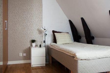 terrazas balcon madera suelo de madera sofa de tela decoración sofa crema beige natural pintura de pared gris marrón decoración panton chari mueble bar decoración georg jensen candelabros decoración eva solo artículos de cocina decoración estilo nórdico escalera de madera y acero diseño nórdico diseño escandinavo diseño de interiores diseño de exteriores decoración salon con bar decoración nórdica decoración estilo nórdico decoración escandinava decoración en neutros decoración en colores crema y naturales decoración de interiores decoración cálida de otoño blog nórdico blog interiorismo blog estilo nórdico blog decoración nórdica blog decoración escandinava bar decoración en casa 