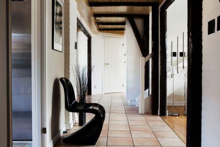 terrazas balcon madera suelo de madera sofa de tela decoración sofa crema beige natural pintura de pared gris marrón decoración panton chari mueble bar decoración georg jensen candelabros decoración eva solo artículos de cocina decoración estilo nórdico escalera de madera y acero diseño nórdico diseño escandinavo diseño de interiores diseño de exteriores decoración salon con bar decoración nórdica decoración estilo nórdico decoración escandinava decoración en neutros decoración en colores crema y naturales decoración de interiores decoración cálida de otoño blog nórdico blog interiorismo blog estilo nórdico blog decoración nórdica blog decoración escandinava bar decoración en casa 