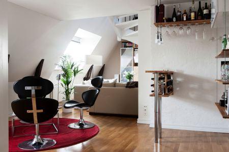 terrazas balcon madera suelo de madera sofa de tela decoración sofa crema beige natural pintura de pared gris marrón decoración panton chari mueble bar decoración georg jensen candelabros decoración eva solo artículos de cocina decoración estilo nórdico escalera de madera y acero diseño nórdico diseño escandinavo diseño de interiores diseño de exteriores decoración salon con bar decoración nórdica decoración estilo nórdico decoración escandinava decoración en neutros decoración en colores crema y naturales decoración de interiores decoración cálida de otoño blog nórdico blog interiorismo blog estilo nórdico blog decoración nórdica blog decoración escandinava bar decoración en casa 