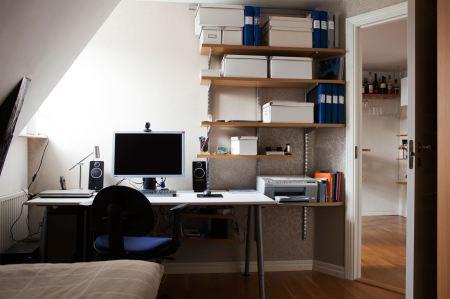 terrazas balcon madera suelo de madera sofa de tela decoración sofa crema beige natural pintura de pared gris marrón decoración panton chari mueble bar decoración georg jensen candelabros decoración eva solo artículos de cocina decoración estilo nórdico escalera de madera y acero diseño nórdico diseño escandinavo diseño de interiores diseño de exteriores decoración salon con bar decoración nórdica decoración estilo nórdico decoración escandinava decoración en neutros decoración en colores crema y naturales decoración de interiores decoración cálida de otoño blog nórdico blog interiorismo blog estilo nórdico blog decoración nórdica blog decoración escandinava bar decoración en casa 