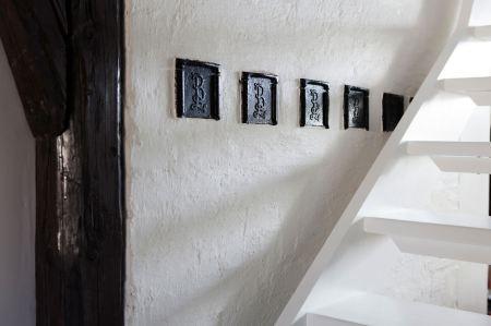 terrazas balcon madera suelo de madera sofa de tela decoración sofa crema beige natural pintura de pared gris marrón decoración panton chari mueble bar decoración georg jensen candelabros decoración eva solo artículos de cocina decoración estilo nórdico escalera de madera y acero diseño nórdico diseño escandinavo diseño de interiores diseño de exteriores decoración salon con bar decoración nórdica decoración estilo nórdico decoración escandinava decoración en neutros decoración en colores crema y naturales decoración de interiores decoración cálida de otoño blog nórdico blog interiorismo blog estilo nórdico blog decoración nórdica blog decoración escandinava bar decoración en casa 