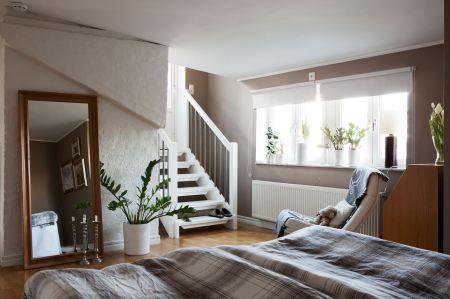 terrazas balcon madera suelo de madera sofa de tela decoración sofa crema beige natural pintura de pared gris marrón decoración panton chari mueble bar decoración georg jensen candelabros decoración eva solo artículos de cocina decoración estilo nórdico escalera de madera y acero diseño nórdico diseño escandinavo diseño de interiores diseño de exteriores decoración salon con bar decoración nórdica decoración estilo nórdico decoración escandinava decoración en neutros decoración en colores crema y naturales decoración de interiores decoración cálida de otoño blog nórdico blog interiorismo blog estilo nórdico blog decoración nórdica blog decoración escandinava bar decoración en casa 