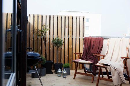 terrazas balcon madera suelo de madera sofa de tela decoración sofa crema beige natural pintura de pared gris marrón decoración panton chari mueble bar decoración georg jensen candelabros decoración eva solo artículos de cocina decoración estilo nórdico escalera de madera y acero diseño nórdico diseño escandinavo diseño de interiores diseño de exteriores decoración salon con bar decoración nórdica decoración estilo nórdico decoración escandinava decoración en neutros decoración en colores crema y naturales decoración de interiores decoración cálida de otoño blog nórdico blog interiorismo blog estilo nórdico blog decoración nórdica blog decoración escandinava bar decoración en casa 