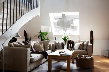 terrazas balcon madera suelo de madera sofa de tela decoración sofa crema beige natural pintura de pared gris marrón decoración panton chari mueble bar decoración georg jensen candelabros decoración eva solo artículos de cocina decoración estilo nórdico escalera de madera y acero diseño nórdico diseño escandinavo diseño de interiores diseño de exteriores decoración salon con bar decoración nórdica decoración estilo nórdico decoración escandinava decoración en neutros decoración en colores crema y naturales decoración de interiores decoración cálida de otoño blog nórdico blog interiorismo blog estilo nórdico blog decoración nórdica blog decoración escandinava bar decoración en casa 