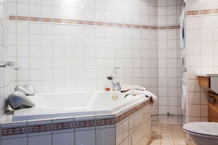 terrazas balcon madera suelo de madera sofa de tela decoración sofa crema beige natural pintura de pared gris marrón decoración panton chari mueble bar decoración georg jensen candelabros decoración eva solo artículos de cocina decoración estilo nórdico escalera de madera y acero diseño nórdico diseño escandinavo diseño de interiores diseño de exteriores decoración salon con bar decoración nórdica decoración estilo nórdico decoración escandinava decoración en neutros decoración en colores crema y naturales decoración de interiores decoración cálida de otoño blog nórdico blog interiorismo blog estilo nórdico blog decoración nórdica blog decoración escandinava bar decoración en casa 