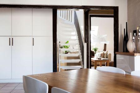 terrazas balcon madera suelo de madera sofa de tela decoración sofa crema beige natural pintura de pared gris marrón decoración panton chari mueble bar decoración georg jensen candelabros decoración eva solo artículos de cocina decoración estilo nórdico escalera de madera y acero diseño nórdico diseño escandinavo diseño de interiores diseño de exteriores decoración salon con bar decoración nórdica decoración estilo nórdico decoración escandinava decoración en neutros decoración en colores crema y naturales decoración de interiores decoración cálida de otoño blog nórdico blog interiorismo blog estilo nórdico blog decoración nórdica blog decoración escandinava bar decoración en casa 