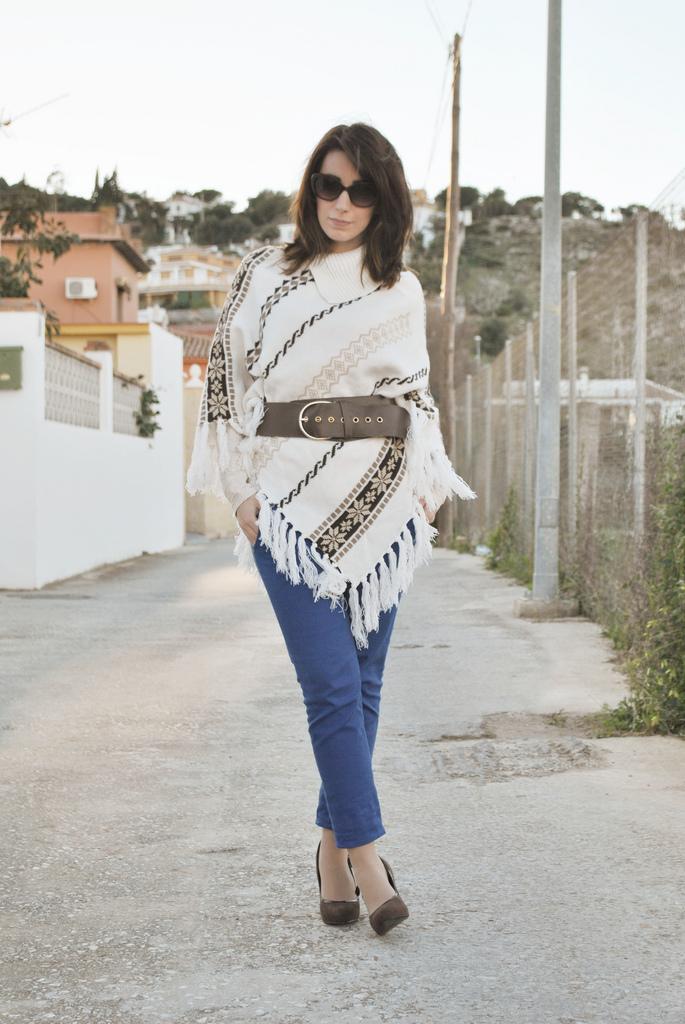 Look of the day: Blue pants & Poncho - Paperblog