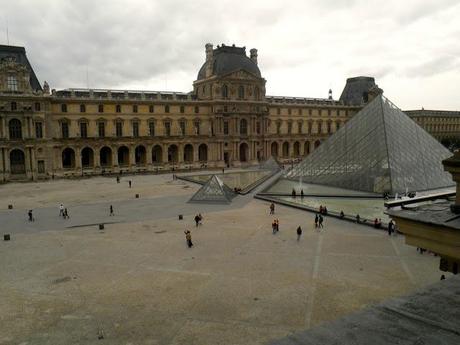 París en Octubre. Exteriores en el Louvre