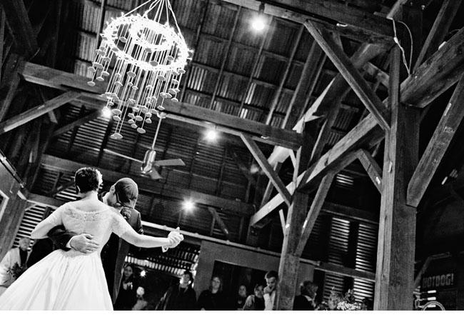 Una boda tipo picnic en un granero