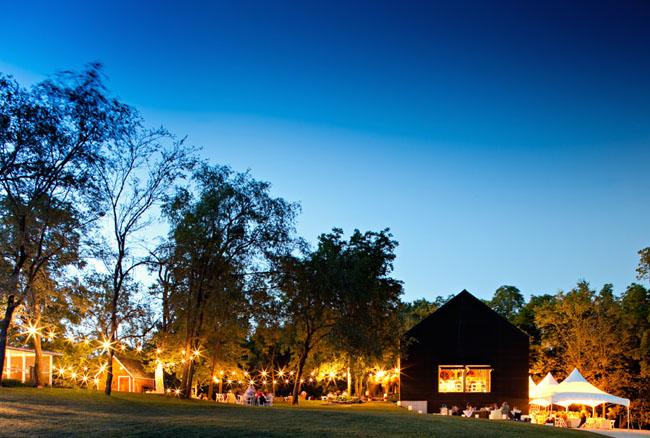 Una boda tipo picnic en un granero