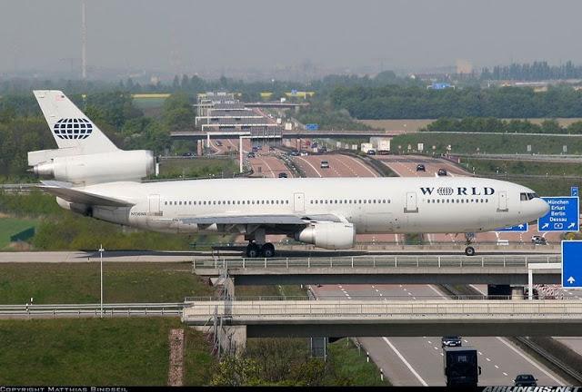Avión cruzando una autopista aeropuerto alemán