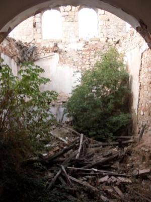 Interior en ruinas de la Iglesia
