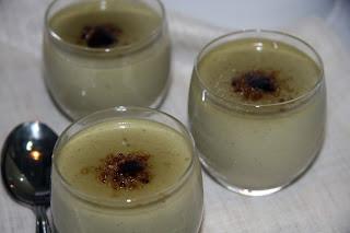 Vasitos de crema de té matcha caramelizada