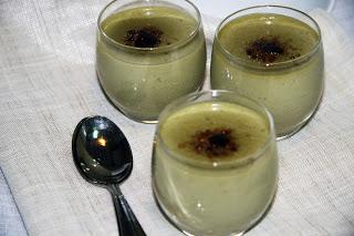 Vasitos de crema de té matcha caramelizada