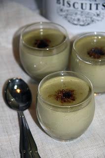 Vasitos de crema de té matcha caramelizada