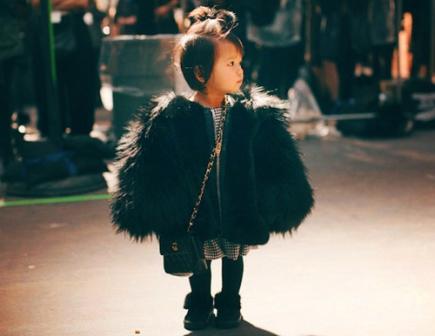 Aila Wang una mini fashionista de tres años en la NY Fashion Week