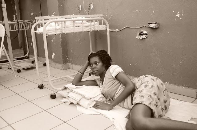 Morir bajo una bombilla. Primero los más grandes.