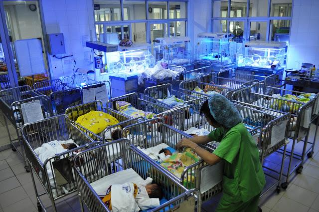 Morir bajo una bombilla. Primero los más grandes.