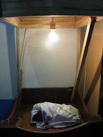 Morir bajo una bombilla. Primero los más grandes.