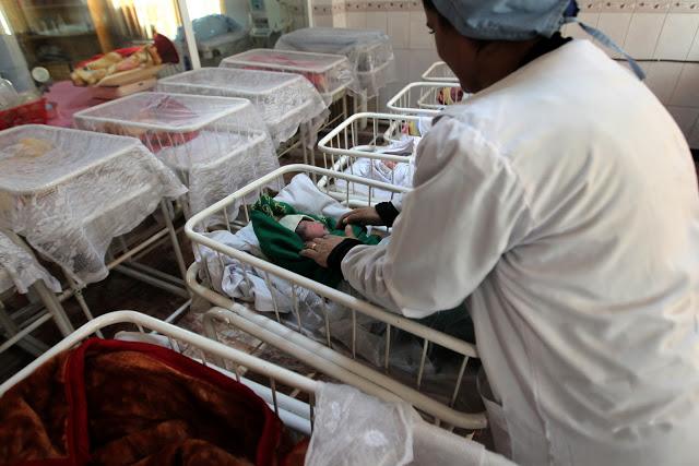 Morir bajo una bombilla. Primero los más grandes.